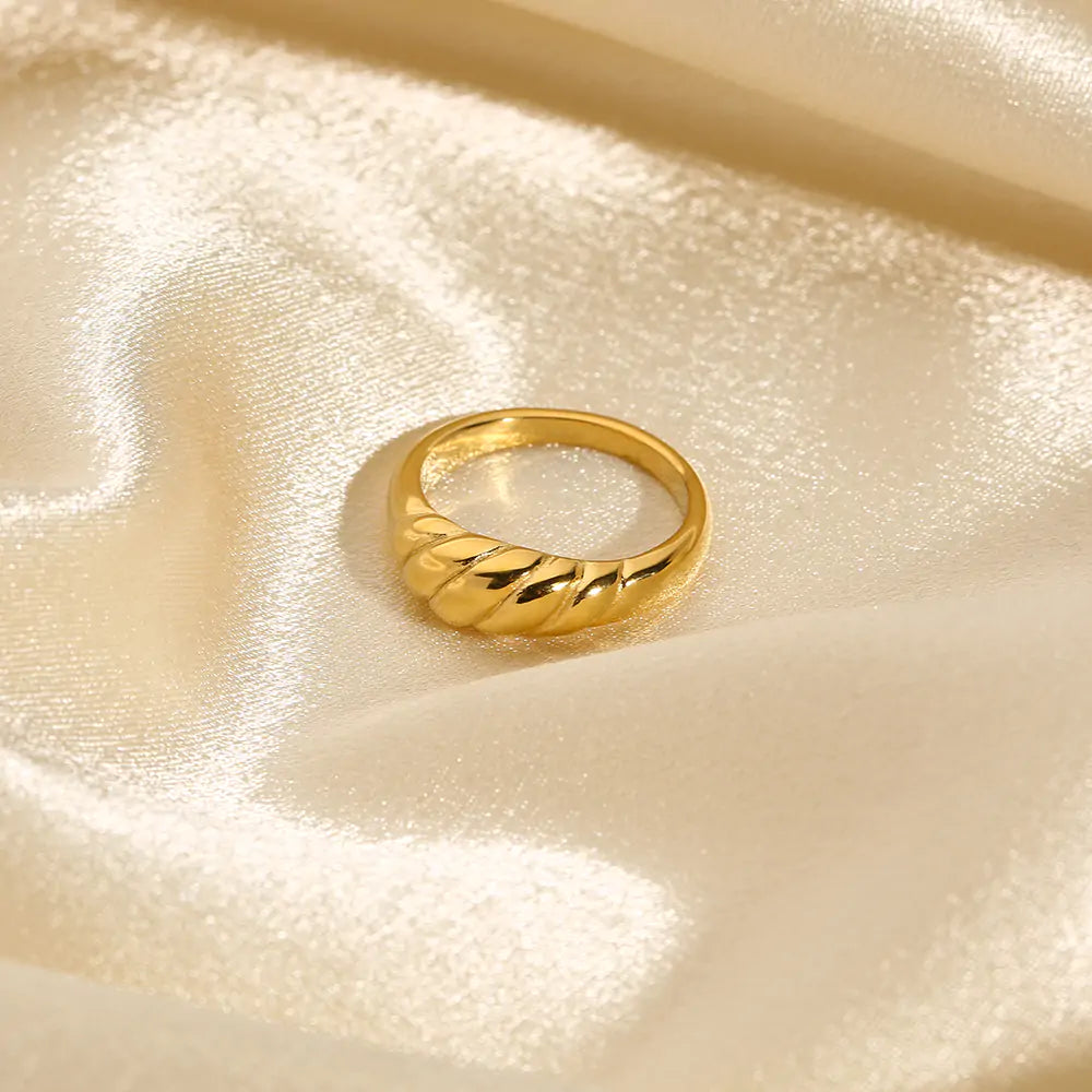 Elegant Gold Wave Ring