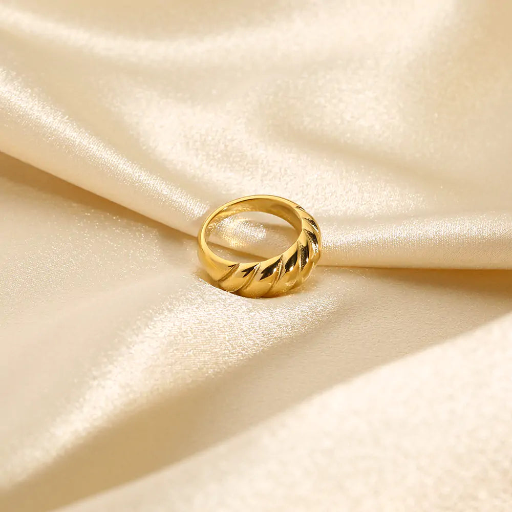 Elegant Gold Wave Ring