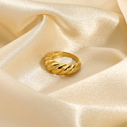 Elegant Gold Wave Ring