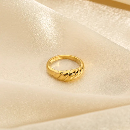 Elegant Gold Wave Ring