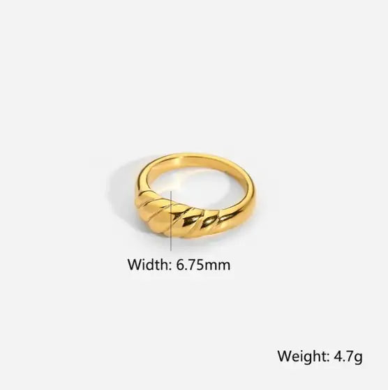 Elegant Gold Wave Ring